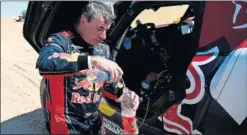  ??  ?? Carlos Sainz se hidrata en el ‘refueling’ de la etapa de ayer.