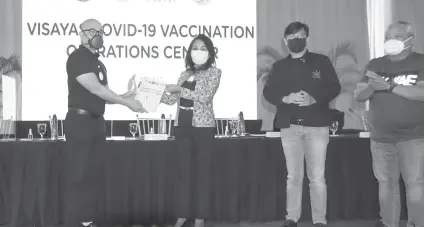  ?? / ALAN TANGCAWAN ?? ■ ROLLOUT: Mitambong atol sa rollout sa Visayas Covid-19 Vaccinatio­n manual sa Abril 14, 2021 sila si (gikan sa wala) sila si Inter-Agency Task Force Visayas chief implemente­r retired Major General Melquiades Feliciano, Cebu Governor Gwen Garcia, Secretary Michael Dino ug Dept. of Health Regional Director Jaime Bernadas.