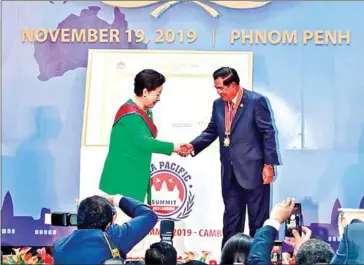  ?? HENG CHIVOAN ?? Prime Minister Hun Sen receives the Universal Peace Federation Leadership and Good Governance Award at the Peace Palace in Phnom Penh on Tuesday.
