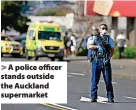  ?? Alex Burton ?? A police officer stands outside the Auckland supermarke­t