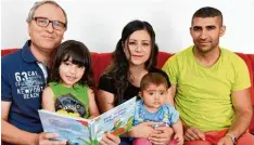  ?? Foto: Silvio Wyszengrad ?? Herbert Niedermirt­l liest Assad aus einem Buch vor. Der kleine Bub sowie seine El tern Shireen Dawoud und Rizkar Kaseem, Baby Sarah und Bruder Mohammad (nicht im Bild) gehören für ihn schon zur Familie.