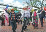  ?? TAO SHELAN / XINHUA ?? Chinese tourists join in the Melbourne Cup carnival in Australia in November.