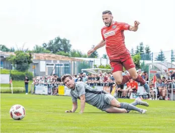  ?? FOTO: PETER SCHLIPF ?? Das war ein Test (gegen den Oberligist­en SSV Reutlingen): Jetzt geht es für Linksverte­idiger Mergim Neziri und den VfR in der Liga zur Sache.