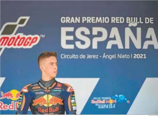  ?? MOTOGP.COM ?? Pedro Acosta, con gesto serio en el podio del Circuito de Jerez tras ganar ayer su tercera carrera del Mundial de Moto3.