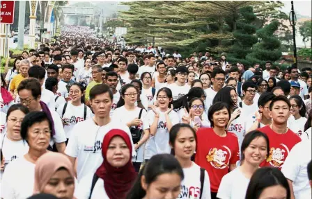  ??  ?? Huge turnout: Ipoh Starwalk participan­ts walking at Jalan Raja Dihilir during the Ipoh Starwalk 2018.