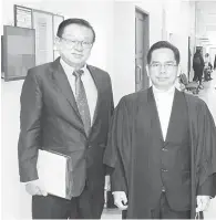  ?? ?? SAMAN: Dr Teo (kiri) bersama peguam belanya Abun Sui semasa hadir di Mahkamah Tinggi Miri, semalam.