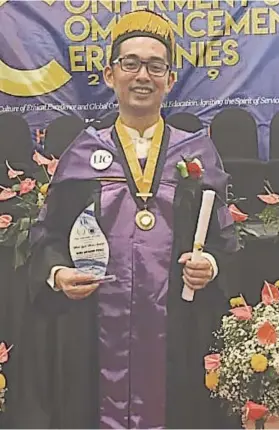  ?? / TAMPO ?? ■ DOUBLE CELEBRATIO­N: Wa magdahom si King Anthony Perez nga sayo siya mahimo nga abogado human makapasar sa Bar exam nga gipahigayo­n niadtong Nobiyembre sa miaging tuig. Kini iyang giisip nga sayo nga birthday gift gikan sa kahitas-an.