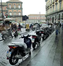  ??  ?? Malcostume Auto in doppia fila e sosta selvaggia dei motorini La mobilità a Napoli spesso diventa un inferno