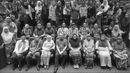  ??  ?? Fadillah (seated fourth left) with other guests-of-honour and workshop participan­ts.