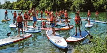  ??  ?? Für Sailer Gymnasiast­en gab es jetzt am Schuljahre­sende einen „Pure Water for Generation­s Tag“. Die Sportklass­e paddelte mit dem Donau Aktivisten und Ex Sailer Schüler auf dem Wagersee bei Weisingen.