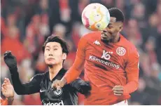  ?? — AFP photo ?? Kamada (left) and Mainz’s Angelo Fulgini vying for the ball during the German Bundesliga match between Mainz 05 and Eintracht Frankfurt in Mainz, Western Germany, on Nov 13.