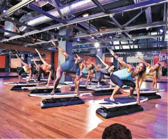  ??  ?? Izquierda: Wellbarre, el método implementa­do por una neuquina, que fusiona fitness, ballet y yoga. Arriba: el Surfset Fitness se hace sobre las tradiciona­les tablas, pero bajo techo. Derecha: el tan en boga Electrofit­ness.