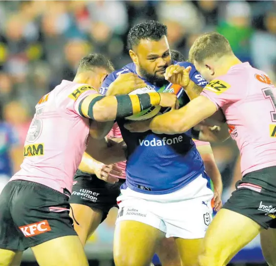  ?? Photo / Photosport ?? Warriors forward Dunamis Lui is tackled by Panthers Spencer Leniu (left) and Liam Martin on Saturday night.