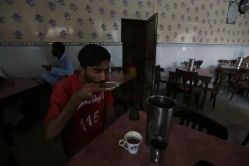  ??  ?? The tea shop near to the office brews vats of traditiona­l masala chai