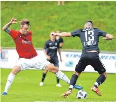  ?? FOTO: GÜNTER KRAM ?? Der TSV Tettnang ließ Lindau (re. Amir Bolic) keine Chance.