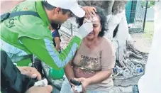  ??  ?? El lunes, en Tapachula, varias mujeres resultaron lesionadas en su intento por resguardar­se durante una estampida.