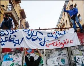  ??  ?? هوة كبيرة بين مطالب اللبنانيين وهمومهم وبين زعمائهم