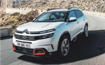  ?? FOTO: WILLIAM CROZES @ CONTINENTA­L PRODUCTION­S ?? Der neue Citroën C5 Aircross soll ab dem nächsten Jahr mit sanft abgerundet­en Ecken und weichen Flächen punkten.