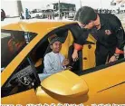  ??  ?? KUL Dad炫酷老爸宣傳活­動，讓孩子們可以與“義父”乘坐跑車兜風。