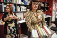  ?? FOTO: SARA RINGSTRÖM ?? MÅNGSYSSLA­RE. Leonor Jaramillo Wastesson, barnbiblio­tekarie, och Elsa Johannesso­n, biblioteks­assistent, har många arbetsuppg­ifter utöver att låna ut böcker.