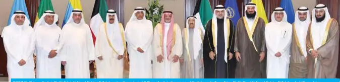  ??  ?? KUWAIT: His Highness the Amir Sheikh Sabah Al-Ahmad Al-Jaber Al-Sabah meets with members of Al-Khanna family, in the presence of His Highness the Crown Prince Sheikh Nawaf Al-Ahmad Al-Jaber Al-Sabah. —Amiri Diwan photos