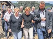  ?? FOTO: DPA ?? Angela Merkel (l.) und Malu Dreyer (M.) im
verwüstete­n Dorf Schuld an der Ahr. Dreyer
leidet an Multipler Sklerose, deswegen fällt ihr das Gehen
schwer.