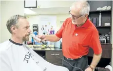  ?? BOB TYMCZYSZYN/STANDARD STAFF ?? Dr. Ian Brown had his moustache shaved on Wednesday at Mario's Family Hairstylin­g in Niagara Falls.