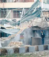  ??  ?? Le mur d’enceinte du consulat, installé dans un ancien hôtel, a été totalement détruit par la violente explosion.