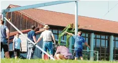  ?? Foto: Elisa Glöckner ?? Viele Stunden lang waren etwa 30 Männer mit dem Aufbauen des knapp 1400 Qua  dratmeter großen Festzelts beschäftig­t.