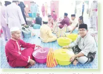  ??  ?? JUADAH yang dibawa ke masjid semasa majlis bergunting akan ‘bagtukal’ (bertukar juadah) antara sesama mereka yang hadir untuk dibawa balik ke rumah masingmasi­ng.