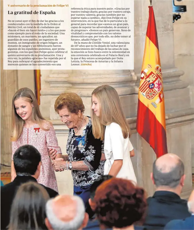  ??  ?? La Princesa de Asturias y la Infanta Sofía acompañan a Clotilde Veniel tras recoger su medalla de manos de Don Felipe y Doña Letizia