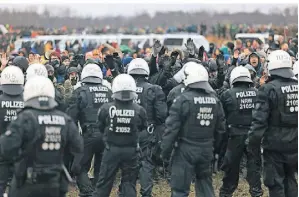  ?? FOTO: DPA ?? Polizisten und Demonstran­ten bei der Lützerath-Demonstrat­ion im vergangene­n Jahr – auch gewalttäti­ge Auseinande­rsetzungen fanden hier statt.