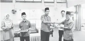  ?? ?? MANFAATKAN: Dr Abdul Rahman (tiga kiri) menyerahka­n geran kepada salah seorang wakil penerima disaksikan Abdul Rahim (dua kiri).
