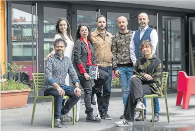  ?? GUILLERMO MESTRE ?? El equipo de Factory Produccion­es que representa­rá la obra dos días en las Esquinas.