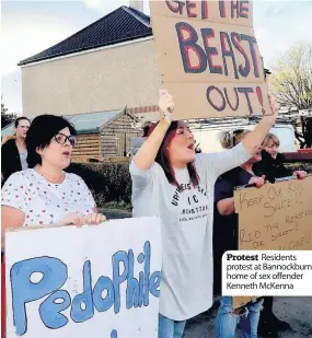  ??  ?? Protest Residents protest at Bannockbur­n home of sex offender Kenneth McKenna