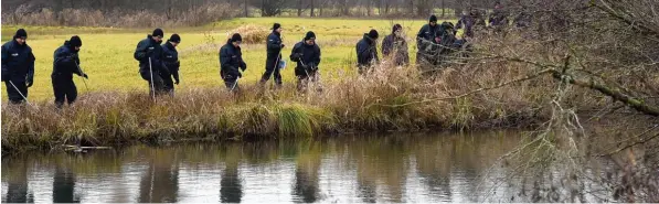  ?? Fotos: Marcus Merk ?? Die beiden Hirblinger­innen Beate N. und Elke W. gelten ab 13. Dezember 2016 offiziell als vermisst. Die Polizei schließt ein Gewaltverb­rechen nicht mehr aus und lässt mit einer Hundertsch­aft auch das Ufer der Schmut ter absuchen.