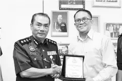  ??  ?? ACP Adzhar presenting a plaque to Bernama Labuan correspond­ent Jailani Hasan at the Labuan Police Media Appreciati­on here yesterday.