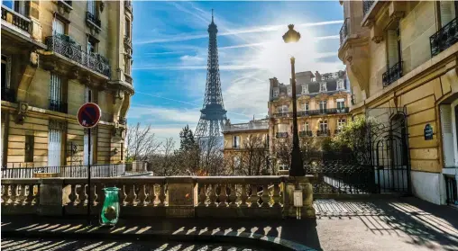  ??  ?? Records. Dans le quartier de la Muette. Le 16e fait partie, avec les 3e, 4e, 5e, 6e et 7e, des six arrondisse­ments les plus chers de Paris où le seuil des 11 000 €/m2 est souvent franchi.