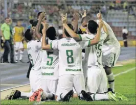  ??  ?? EMOCIÓN. Los jugadores de la Chape celebran el gol de la victoria.