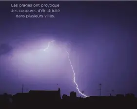  ??  ?? Les orages ont provoqué des coupures d’électricit­édans plusieurs villes.