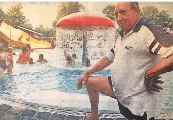  ?? ARCHIVBILD: PETER OELKER ?? Dieter Berg war als Schwimmmei­ster in der Gemeinde Issum tätig. Unter anderem auch im Hexenland-Freibad. Er vermisst das Issumer Hallenbad.