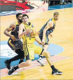  ?? FOTO: FIBA ?? Media vuelta del polaco Ponitka, que cuajó otro buen partido para el Iberostar