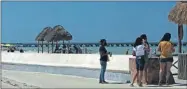  ??  ?? Vista de los visitantes en las playas del malecón oriente de Progreso