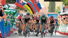  ?? Foto: Profimedia.cz ?? Takhle bojoval Peter Sagan o vítězství v 8. etapě Vuelty, Alejandro Valverde (v zeleném) však byl rychlejší.