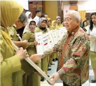  ?? AHMAD DIDIN/JAWA POS ?? JAGA BAIK-BAIK: Gubernur Distrik 3420 Rotary Club Hermanto Angka (kanan) memberikan bantuan fasilitas perpustaka­an kepada sepuluh kepala SMA/SMK kemarin.