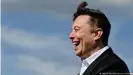  ??  ?? El magnate Elon Musk sonríedura­nte una visita a la "gigafábric­a" cerca de Berlín