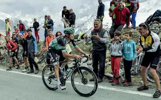  ??  ?? In corsa Davide Formolo impegnato sulle strade del Giro d’Italia nell’edizione del 2019