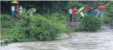  ?? AFP ?? TEMPORAL. Residentes observan crecida del río Malacatoya.