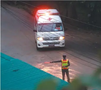  ??  ?? Une ambulance transporta­nt un jeune quitte le site de la grotte, dimanche, à Mae Sai. – Associated Press: Sakchai Lalit