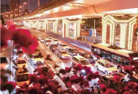  ??  ?? An illuminate­d view of Yan’an Elevated Road at night.